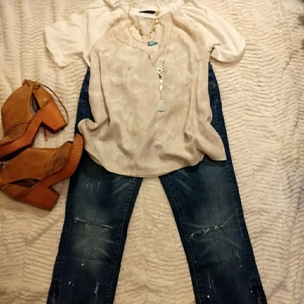 White and creamy snake skin print tee